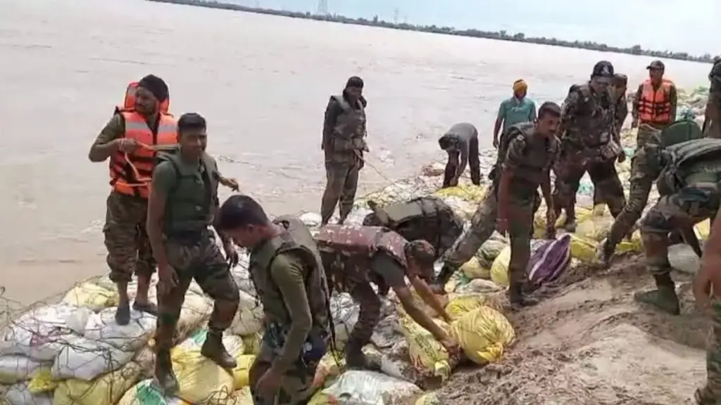 तरनतारन (Punjab) के हरिके हेडवर्क्स पर पानी की आवक घटी, तटबंध मजबूत करने में सेना भी उतरी मैदान में