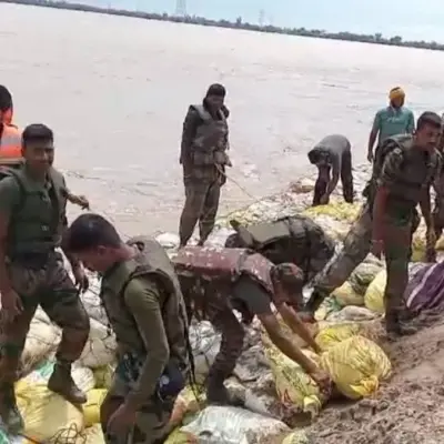 तरनतारन (Punjab) के हरिके हेडवर्क्स पर पानी की आवक घटी, तटबंध मजबूत करने में सेना भी उतरी मैदान में