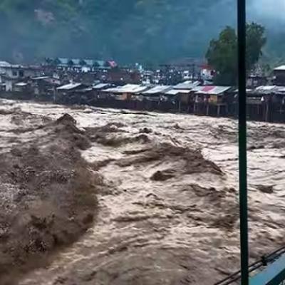 उत्तरकाशी में बादल फटने से तबाही, धाराली में आई विनाशकारी बाढ़ – 10 से 12 मजदूरों के दबे होने की आशंका