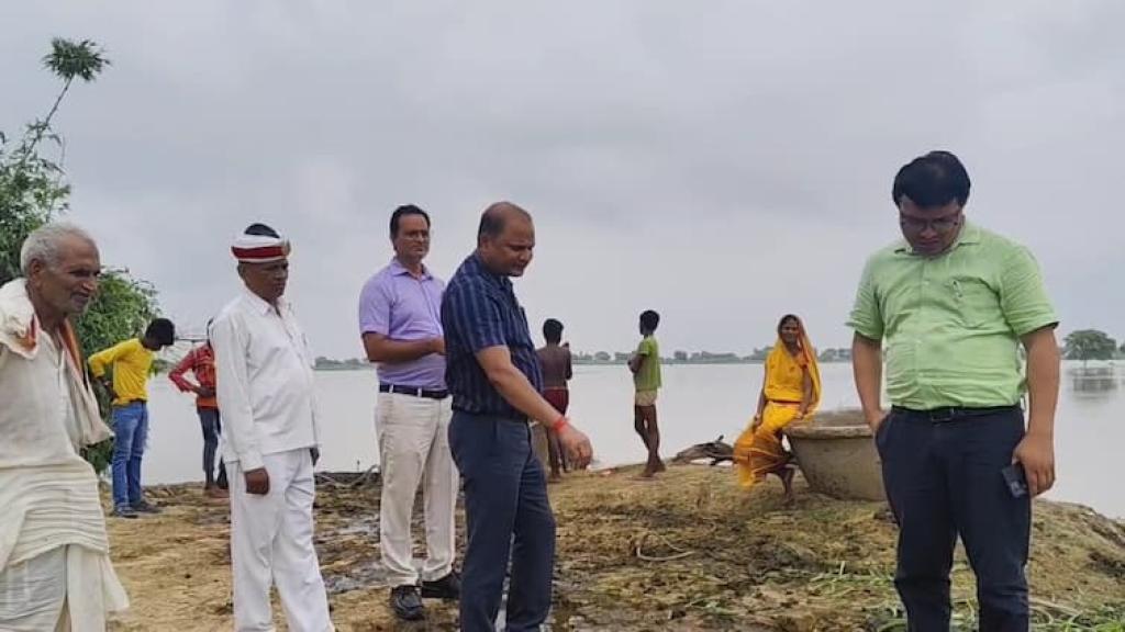 गाजीपुर में खतरे के निशान के पार पहुंची गंगा, अधिकारियों ने लिया हालात का जायजा