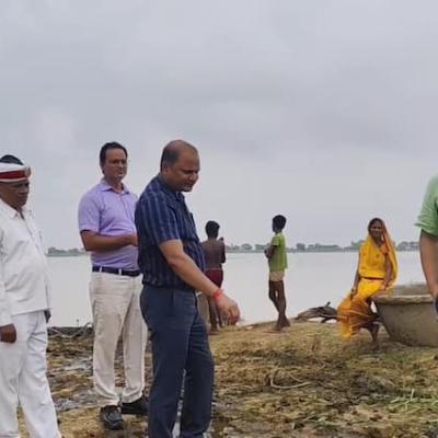 गाजीपुर में खतरे के निशान के पार पहुंची गंगा, अधिकारियों ने लिया हालात का जायजा