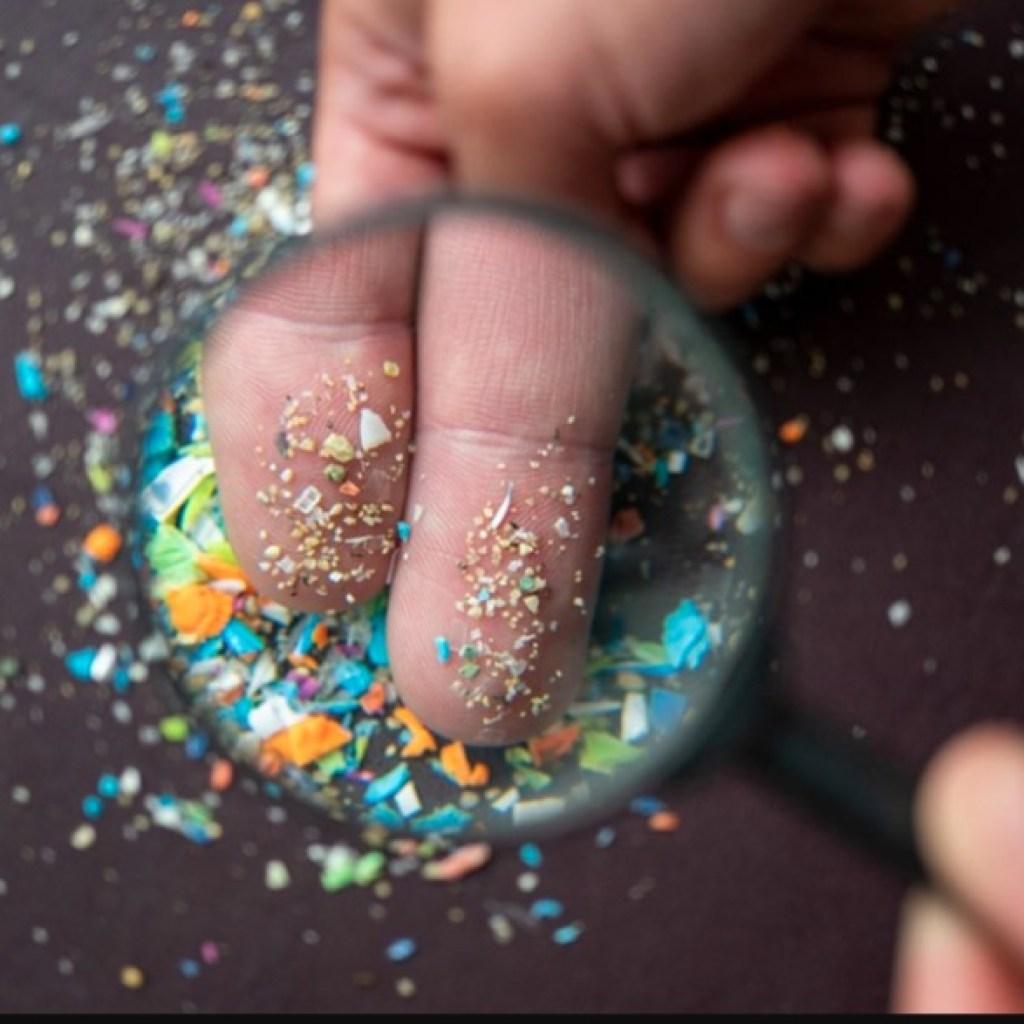 बड़ी खबर (हेल्थ) रोजाना 5 ग्राम माइक्रोप्लास्टिक निगल रहा है इंसान।।